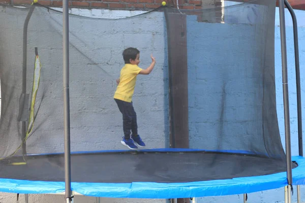 Hispánec Letý Chlapec Skákání Brincolin Jako Fyzická Aktivita Pro Zdravý — Stock fotografie