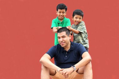 Boşanmış bekar bir baba ve koyu renk saçlı latin oğullar oynuyorlar ve birlikte iyi vakit geçiriyorlar. Teknoloji olmadan fakir yerlerde.