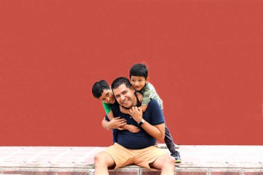 Boşanmış bekar bir baba ve koyu renk saçlı latin oğullar oynuyorlar ve birlikte iyi vakit geçiriyorlar. Teknoloji olmadan fakir yerlerde.