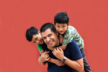 Boşanmış bekar bir baba ve koyu renk saçlı latin oğullar oynuyorlar ve birlikte iyi vakit geçiriyorlar. Teknoloji olmadan fakir yerlerde.