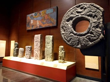 Mexico City, Mexico - 27 Ekim 2021: Meksika ve Amerika 'nın en önemli müzelerinden biri olan Mexico City' deki Ulusal Antropoloji Müzesi. Arkeolojik mirası sergiliyor