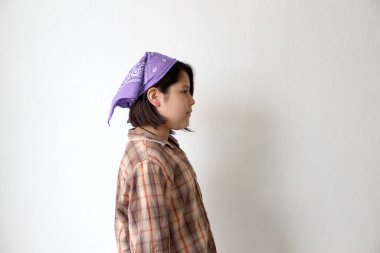 10 yaşındaki İspanyol kız, 8 Mart 'ta Uluslararası Kadınlar Günü' nü anmak için feminizm ve cinsiyet eşitliği mücadelesini temsil eden mor bir başörtüsü takıyor.