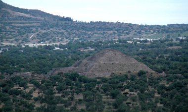 Güneş Piramidinin havadan görünüşü ve Teotihuacan Meksika 'daki arkeolojik alan