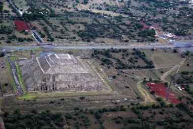 Güneş Piramidinin havadan görünüşü ve Teotihuacan Meksika 'daki arkeolojik alan