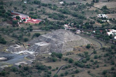 Güneş Piramidinin havadan görünüşü ve Teotihuacan Meksika 'daki arkeolojik alan