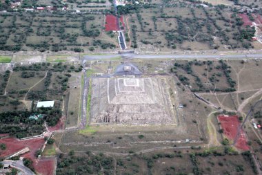 Güneş Piramidinin havadan görünüşü ve Teotihuacan Meksika 'daki arkeolojik alan