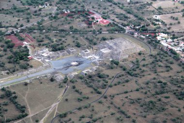 Güneş Piramidinin havadan görünüşü ve Teotihuacan Meksika 'daki arkeolojik alan