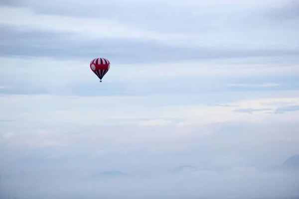 Färgglada Varmluftsballonger Vid Soluppgången Svävar Över Vegetation Och Stadslandskap — Stockfoto