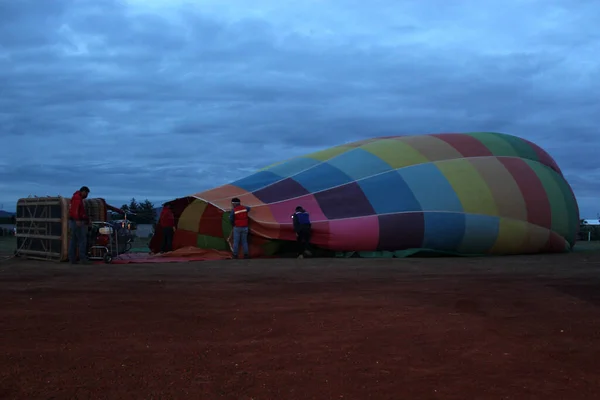 太阳升起时的膨胀过程和在多云天空中飞行的热气球的准备 — 图库照片