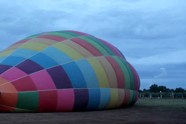 Inflationsprocess Och Förberedelse Varmluftsballong Vid Soluppgång För Flygning Molnig Himmel — Stockfoto