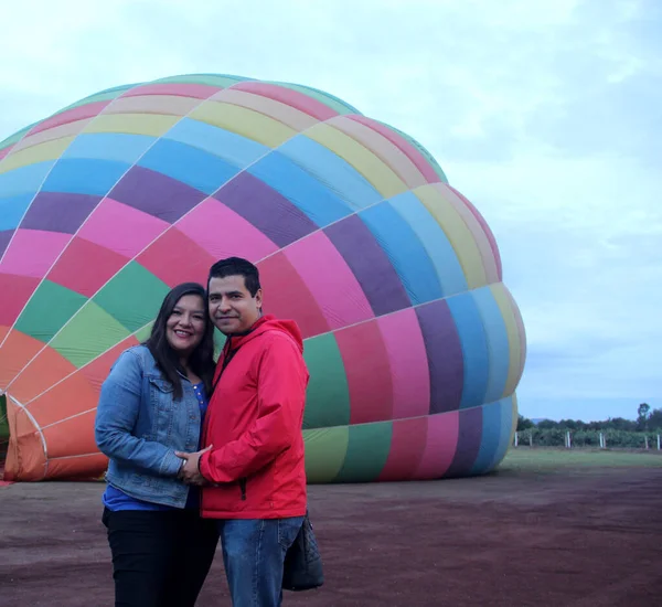 ラテンカップルの愛でお祝いの記念日で熱気球で日の出 — ストック写真