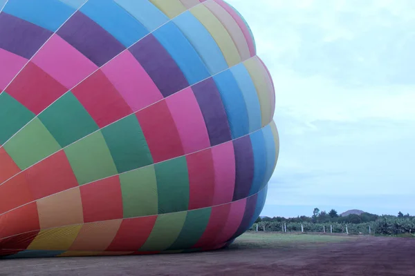 Inflationsprocess Och Förberedelse Varmluftsballong Vid Soluppgång För Flygning Molnig Himmel — Stockfoto