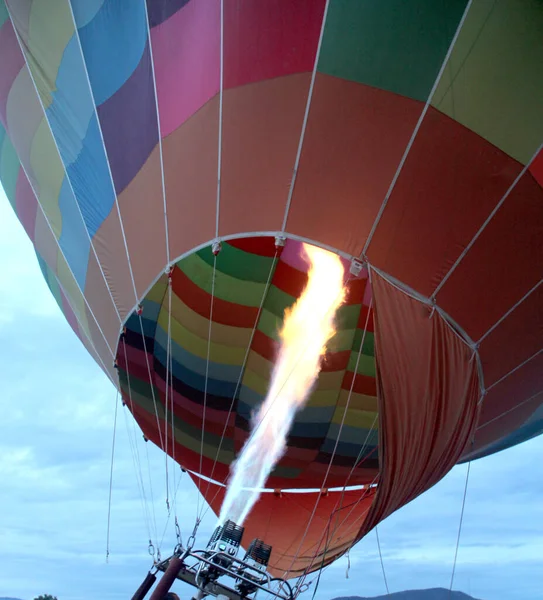 Processo Inflação Preparação Balão Quente Nascer Sol Para Voar Céu — Fotografia de Stock