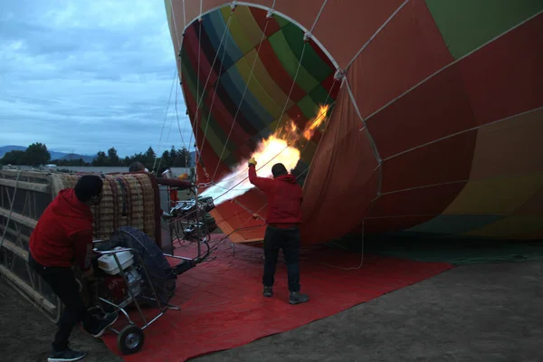 Processo Inflação Preparação Balão Quente Nascer Sol Para Voo Céu — Fotografia de Stock