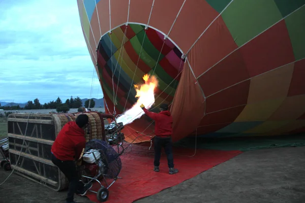 Proces Van Inflatie Voorbereiding Van Heteluchtballon Bij Zonsopgang Voor Vlucht — Stockfoto