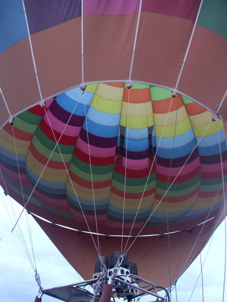 インフレの進行と日の出時の熱気球の準備は曇りの空を飛ぶ — ストック写真
