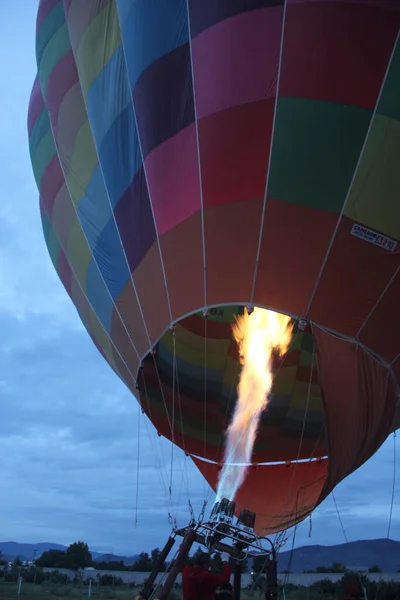 Inflationsprozess Und Vorbereitung Des Heißluftballons Bei Sonnenaufgang Auf Den Flug — Stockfoto