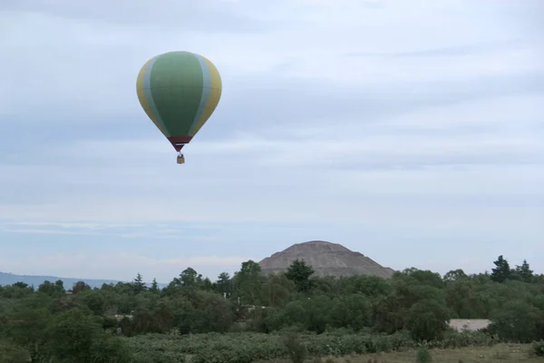 Paysage Avec Végétation Montgolfière Pyramide Teotihuacan Mexique — Photo