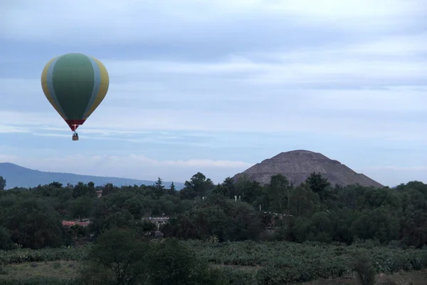 Paisaje Con Vegetación Globo Aerostático Pirámide Teotihuacán México —  Fotos de Stock