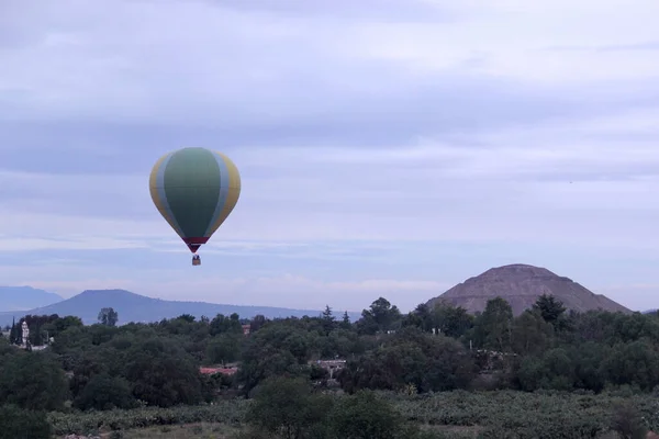 Teotihuacan Meksika Bitki Örtüsü Sıcak Hava Balonu Piramit Manzarası — Stok fotoğraf
