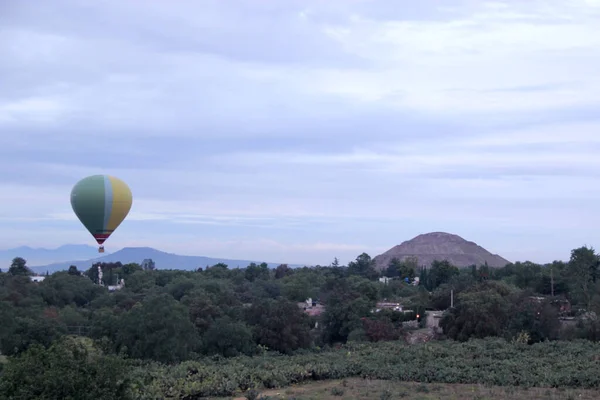 Landschaft Mit Vegetation Heißluftballon Und Pyramide Teotihuacan Mexiko — Stockfoto