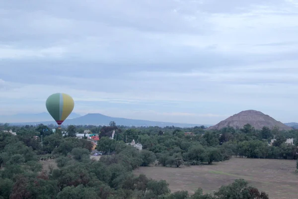 Landschaft Mit Vegetation Heißluftballon Und Pyramide Teotihuacan Mexiko — Stockfoto