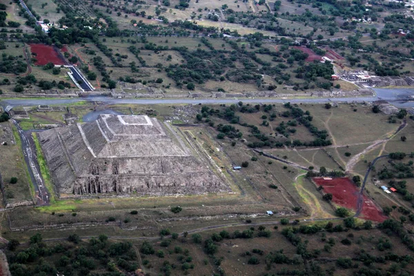 Teotihuacanメキシコの太陽と遺跡のピラミッドの空中ビュー — ストック写真