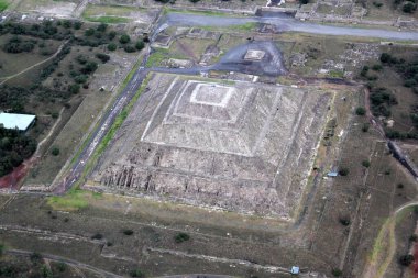 Güneş Piramidinin havadan görünüşü ve Teotihuacan Meksika 'daki arkeolojik alan