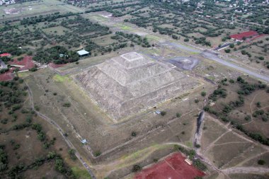 Güneş Piramidinin havadan görünüşü ve Teotihuacan Meksika 'daki arkeolojik alan