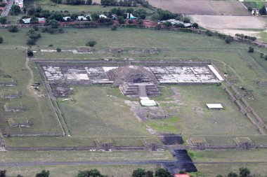 Güneş Piramidinin havadan görünüşü ve Teotihuacan Meksika 'daki arkeolojik alan