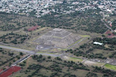 Güneş Piramidinin havadan görünüşü ve Teotihuacan Meksika 'daki arkeolojik alan