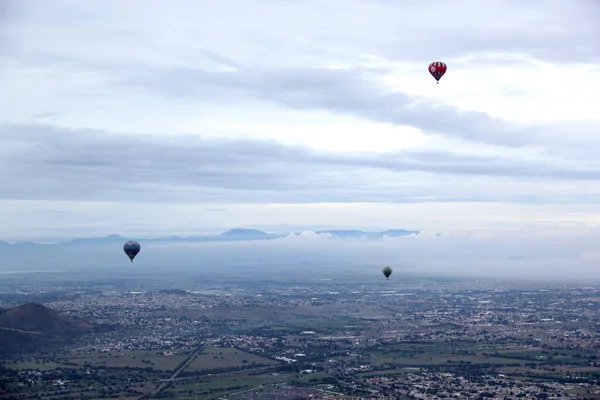 Paisagem Não Urbana Com Vegetação Balão Quente Voando Teotihuacan México — Fotografia de Stock