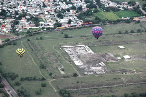 Paysage Non Urbain Avec Végétation Montgolfière Volant Teotihuacan Mexique — Photo