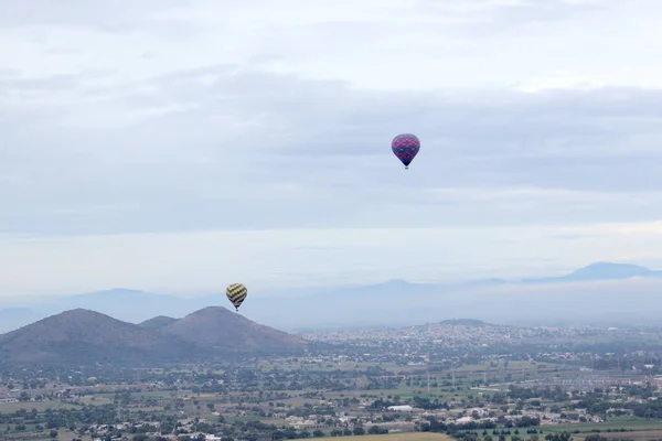 Paisaje Urbano Con Vegetación Globo Aerostático Volando Teotihuacán México —  Fotos de Stock