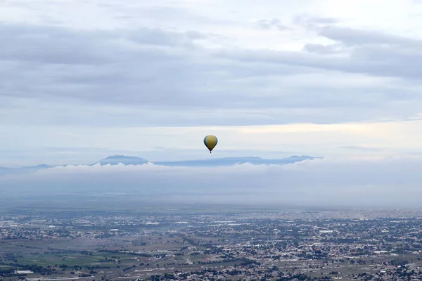 墨西哥Teotihuacan有植被和热气球飞行的非城市景观 — 图库照片