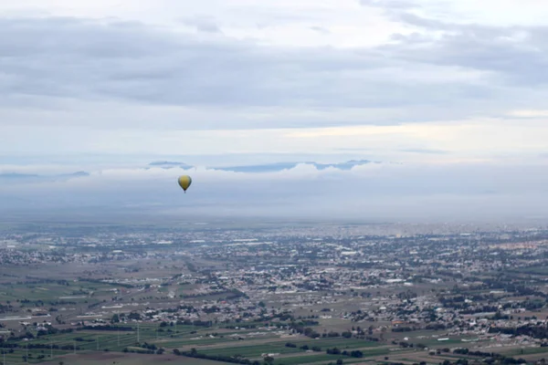 Paisagem Não Urbana Com Vegetação Balão Quente Voando Teotihuacan México — Fotografia de Stock