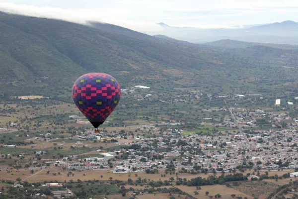 Αστικό Τοπίο Βλάστηση Και Αερόστατο Θερμού Αέρα Που Πετούν Teotihuacan — Φωτογραφία Αρχείου