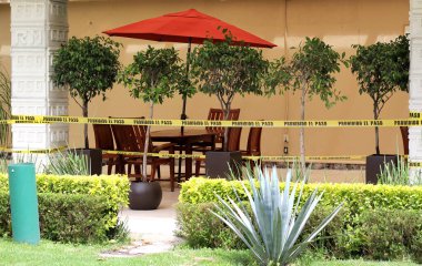 Restoran kurulumu, masa, sandalye ve bahçe şemsiyesi sosyal uzaklık ve covid-19 önleme amaçlı sarı koruyucu bant ile kordon altına alındı