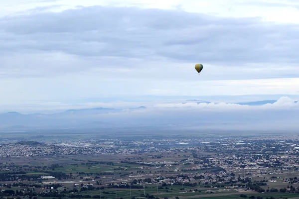Icke Urbana Landskap Med Vegetation Och Varmluftsballong Flyger Teotihuacan Mexiko — Stockfoto