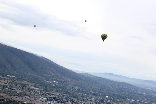 Nicht Urbane Landschaft Mit Vegetation Und Heißluftballonfahren Teotihuacan Mexiko — Stockfoto