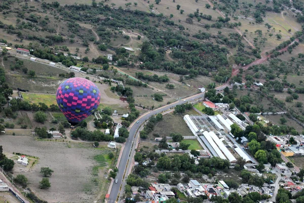 Nicht Urbane Landschaft Mit Vegetation Und Heißluftballonfahren Teotihuacan Mexiko — Stockfoto