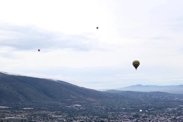 Paysage Non Urbain Avec Végétation Montgolfière Volant Teotihuacan Mexique — Photo