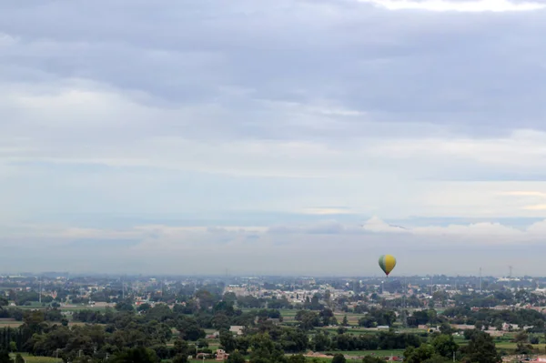 Paysage Non Urbain Avec Végétation Montgolfière Volant Teotihuacan Mexique — Photo