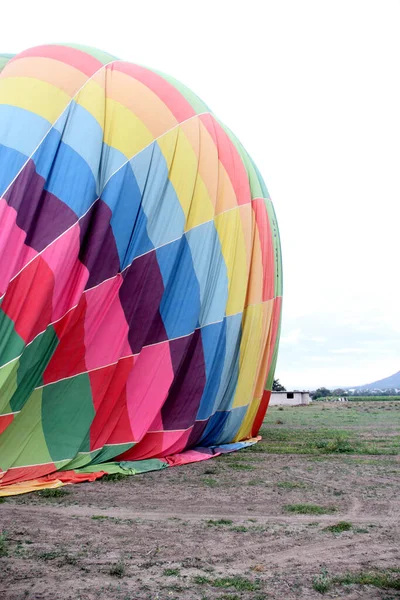 Şişme Süreci Sıcak Hava Balonunun Hazırlanması Bulutlu Gökyüzünde Uçuşa Hazır — Stok fotoğraf