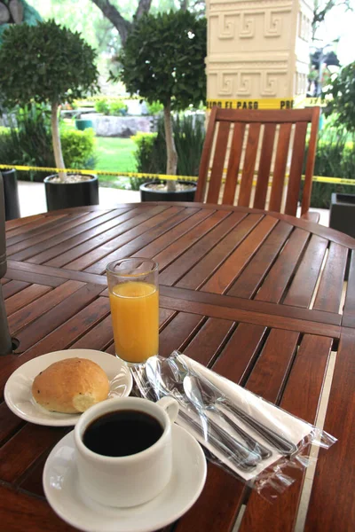 Frukost Med Kaffe Bröd Och Juice Med Sanerade Bestick Trädäck — Stockfoto