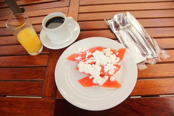 Πρωινό Φαγητό Ξύλινο Τραπέζι Στο Εστιατόριο Και Προστατευτική Μάσκα Για — Φωτογραφία Αρχείου