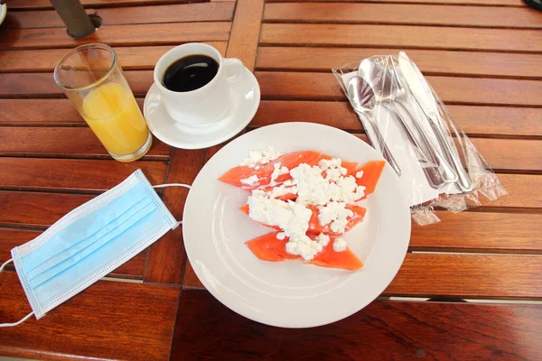 Petit Déjeuner Nourriture Sur Table Bois Dans Restaurant Masque Protection — Photo