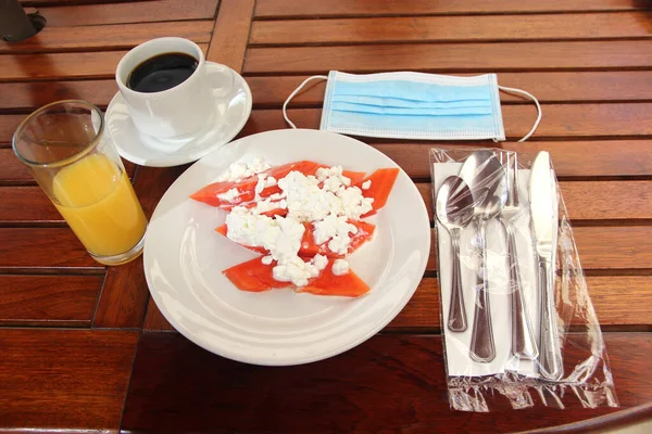 Comida Desayuno Mesa Madera Restaurante Máscara Protectora Para Nuevo Covid —  Fotos de Stock