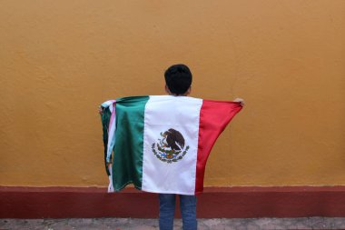 8 yaşındaki Latin Meksikalı çocuk, kültüründen ve geleneklerinden gurur duyan Meksika bayrağını 15 Eylül ve Cinco de Mayo bayramlarını kutluyor.