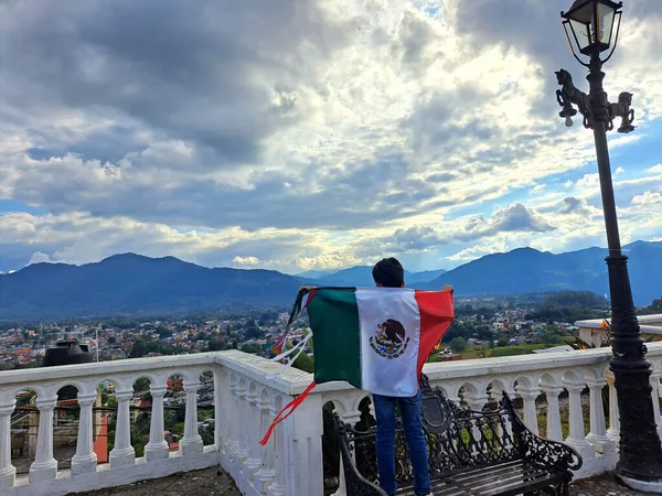8年のラテン系メキシコ人の少年は メキシコの旗が彼の文化と伝統を誇り 9月15日とシンコ マヨの祝日を祝うことを示しています — ストック写真